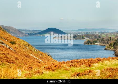 Blick von Ullswater zur Pooley Bridge von Hause, Martindale, dem Lake District, Cumbria. Dunmallard Hill am Fuße von Ullswater in der Ferne Stockfoto
