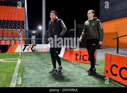 London, Großbritannien. 28. Februar 2023. Nathan Sheron vom Oldham Athletic Association Football Club und will Sutton vom Oldham Athletic Association Football Club vor dem Spiel der Vanarama National League zwischen Barnet und Oldham Athletic im Underhill Stadium, London, am Dienstag, den 28. Februar 2023. (Foto: Eddie Garvey | MI News) Kredit: MI News & Sport /Alamy Live News Stockfoto