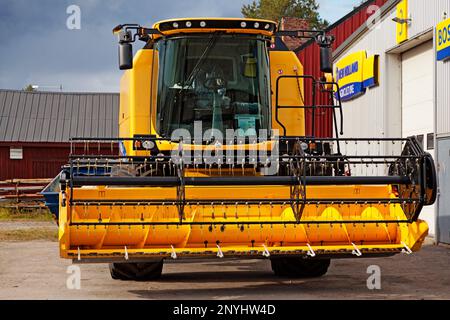 Umea, Norrland Schweden - 30. August 2020: Eine große gelbe landwirtschaftliche Maschine zum Verkauf Stockfoto