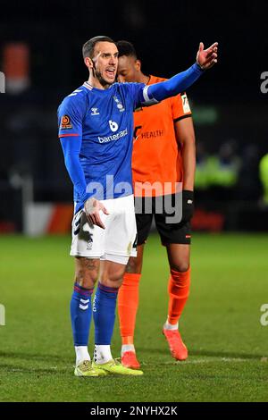 Liam Hogan (Kapitän) vom Oldham Athletic Association Football Club während des Spiels der Vanarama National League zwischen Barnet und Oldham Athletic im Underhill Stadium, London, am Dienstag, den 28. Februar 2023. (Foto: Eddie Garvey | MI News) Kredit: MI News & Sport /Alamy Live News Stockfoto