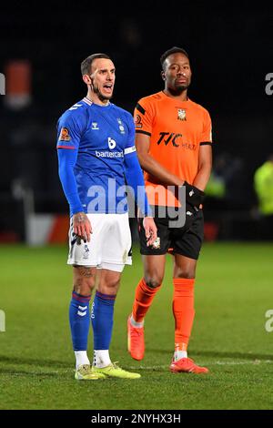 Liam Hogan (Kapitän) vom Oldham Athletic Association Football Club während des Spiels der Vanarama National League zwischen Barnet und Oldham Athletic im Underhill Stadium, London, am Dienstag, den 28. Februar 2023. (Foto: Eddie Garvey | MI News) Kredit: MI News & Sport /Alamy Live News Stockfoto