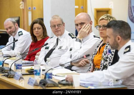 Assistant Chief Constable Mark McEwan, Chief Operating Officer Pamela McCreedy, Police Service of Northern Ireland (PSNI) Chief Constable Simon Byrne, Deputy Chief Constable Mark Hamilton, Assistant Chief Officer Clare Duffield Hören Sie dem Assistant Chief Constable Bobby Singleton zu, der während der Sitzung des Northern Ireland Police Board in Clarendon Road in Belfast gesprochen hat. Foto: Donnerstag, 2. März 2023. Stockfoto