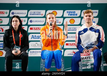 ISTANBUL, TÜRKEI - MÄRZ 2: Tugba Danismaz aus der Türkei, Femke Bol aus den Niederlanden und Kevin Mayer aus Frankreich während eines Trainings im Vorfeld der europäischen Leichtathletik-Hallenmeisterschaft in der Atakoy Athletics Arena am 2. März 2023 in Istanbul, Türkei (Foto: Nikola Krstic/BSR Agency) Stockfoto