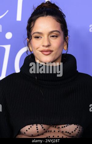 Inglewood, Usa. 01. März 2023. INGLEWOOD, LOS ANGELES, KALIFORNIEN, USA - MÄRZ 01: Rosalia trifft am 1. März 2023 auf der 2023 Billboard Women in Music im YouTube Theater in Inglewood, Los Angeles, Kalifornien, USA ein. (Foto: Xavier Collin/Image Press Agency) Kredit: Image Press Agency/Alamy Live News Stockfoto