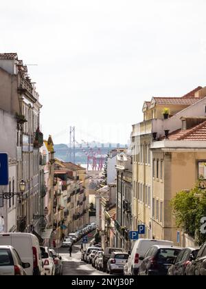 Stadtbild von Lissabon mit Brücke Ponte da 25 abril vom Viertel Bairro Alto aus gesehen Stockfoto