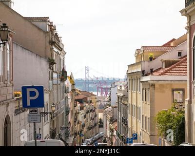 Stadtbild von Lissabon mit Brücke Ponte da 25 abril vom Viertel Bairro Alto aus gesehen Stockfoto