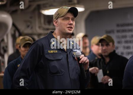 230222-N-TH560-0438 NORFOLK, VA (22. Februar 2023) – Mademoiselle Corey Kumpula, Mate des Meistermachinisten, spricht mit dem Leiter des Marinepersonals Vice ADM. Rick Cheeseman während eines Telefongesprächs an Bord des Amphibienschiffs USS Bataan (LHD 5) am 22. Februar 2023. Cheeseman besuchte Kommandos am Ufer der Naval Station Norfolk, um über Karriere, Bezahlung und Personaldienste zu sprechen. Stockfoto