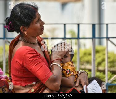 Eine Frau trägt ihr Kind, das an einer akuten Atemwegsinfektion (ARI) leidet, während sie auf die Behandlung am Dr. B C Roy Post Graduate Institute of Pediatric Sciences in Kalkutta wartet. Menschen suchen Behandlung in Dr. B C Roy Post Graduate Institue of Pediatric Sciences für ihre Kinder, die akute Atemwegsinfektion (ARI) mit grippeähnlichen Symptomen wie Fieber, Erkältung, Husten, Atembeschwerden und Müdigkeit erleben. Daher starben in den letzten Tagen mehr als zehn Kinder an akuten Atemwegsinfektionen (ARI). In der Zwischenzeit, nach lokalen Medienberichten, gibt es eine plötzliche Spitze in Adenovirus Fälle WHI Stockfoto