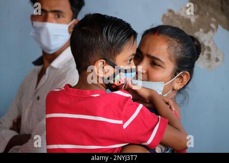 Eine Frau trägt ihr Kind, das an einer akuten Atemwegsinfektion (ARI) leidet, während sie auf die Behandlung am Dr. B C Roy Post Graduate Institute of Pediatric Sciences in Kalkutta wartet. Menschen suchen Behandlung in Dr. B C Roy Post Graduate Institue of Pediatric Sciences für ihre Kinder, die akute Atemwegsinfektion (ARI) mit grippeähnlichen Symptomen wie Fieber, Erkältung, Husten, Atembeschwerden und Müdigkeit erleben. Daher starben in den letzten Tagen mehr als zehn Kinder an akuten Atemwegsinfektionen (ARI). In der Zwischenzeit, nach lokalen Medienberichten, gibt es eine plötzliche Spitze in Adenovirus Fälle WHI Stockfoto