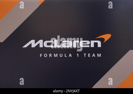 Beschilderung des McLaren F1-Teams während des Vorschautags vor dem Bahrain Grand Prix auf der Bahrain International Circuit, Sakhir. Foto: Donnerstag, 2. März 2023. Stockfoto