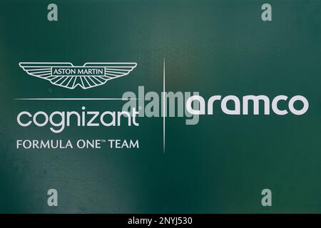 Aston Martin Aramco Cognizant F1 Team Beschilderung während des Vorschautags vor dem Bahrain Grand Prix auf der Bahrain International Circuit, Sakhir. Foto: Donnerstag, 2. März 2023. Stockfoto