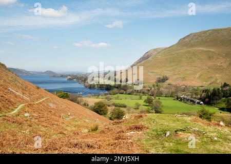 Blick von Ullswater zur Pooley Bridge von Hause, Martindale, dem Lake District, Cumbria. Dunmallard Hill am Fuße von Ullswater in der Ferne Stockfoto