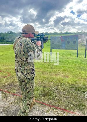 SANTA RITA, Guam (24. Januar 2023) Ein Seemann der Maritime Expeditionary Security Group (MESG) 1 des von Guam eingesetzten Sicherheitsteams (EST) führt eine Feuerwehrübung durch, die von der MESG-1-Einheit zur Bewertung der Ausbildung (TEU) durchgeführt wird. TEU bietet vierteljährlich eine taktische Schulung der Maritime Expeditionary Security Forces Close Quarter für die von der MESG-1 entsandten Sicherheitsteams Guams an. (Foto der US Navy von Gunner’s Mate 1. Class Christopher Olson) Stockfoto