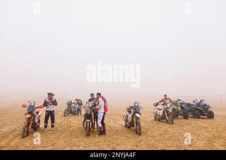 Abu Dhabi, VAE. 02. März 2023. 45 IKEMACHI Yoshio (jpn), BAS World KTM Racing Team, KTM 450 Rally Factory Replica, 27 ALRAHMANI Marwan (are), MX Ride Dubai, KTM 450 Rally, Action während der Phase 4 der 2023 Abu Dhabi Desert Challenge, 2. Runde der Saison 2023 W2RC, am 2. März, 2023 rund um Qasr Al Sarab in der Liwa-Wüste, Abu Dhabi - Photo Julien Delfosse / DPPI Credit: DPPI Media/Alamy Live News Stockfoto