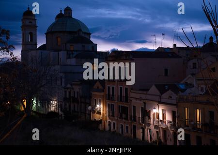 Blick auf das alte Stampace-Viertel in der Dämmerung von Cagliari Stockfoto