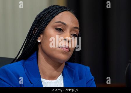 Washington, Vereinigte Staaten Von Amerika. 28. Februar 2023. US-Repräsentant Shontel Brown (Demokrat von Ohio) Hört den Zeugen während der Anhörung „The Chinese Kommunist Party's Threat to America“ im Cannon House Office Building auf Capitol Hill in Washington, DC, Dienstag, 28. Februar 2023, im US-amerikanischen House Select Committee on the Strategic Competition between the United States and the Chinese Kommunist Party. Kredit: Rod Lamkey/CNP/Sipa USA Kredit: SIPA USA/Alamy Live News Stockfoto