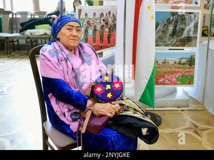 Alte asiatische Frau in tadschikischem Nationalkostüm, die Tadschikistan präsentiert. Festival der orientalischen Kultur. Kiew, Ukraine Stockfoto