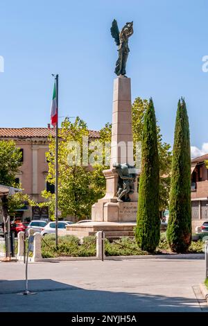 Das Kriegsdenkmal auf der Piazza della Repubblica, Ponsacco, Pisa, Italien Stockfoto