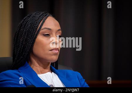 Washington, Vereinigte Staaten Von Amerika. 28. Februar 2023. US-Repräsentant Shontel Brown (Demokrat von Ohio) Hört den Zeugen während der Anhörung „The Chinese Kommunist Party's Threat to America“ im Cannon House Office Building auf Capitol Hill in Washington, DC, Dienstag, 28. Februar 2023, im US-amerikanischen House Select Committee on the Strategic Competition between the United States and the Chinese Kommunist Party. Kredit: Rod Lamkey/CNP/Sipa USA Kredit: SIPA USA/Alamy Live News Stockfoto