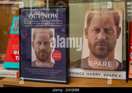 Windsor, Berkshire, Großbritannien. 2. März 2023. Der Prinz Harry Memoir Spare wird in einem Buchladen in Windsor, Berkshire, verkauft. Nach dem Buch Spare über Prinz Harry wurde in der Presse berichtet, dass König Karl III. Und der Vater von Prinz Harry angeblich Prinz Harry und Meghan Markle aus dem Frogmore Cottage auf dem Gelände von Windsor Castle vertrieben haben. Es wird berichtet, dass Prinz Andrew angeblich von der Royal Lodge in das Frogmore Cottage verlegt wurde. Kredit: Maureen McLean/Alamy Live News Stockfoto