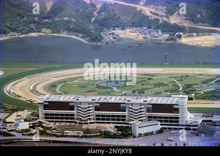 Landschaftsblick auf Grandstand End der Shatin Rennbahn, von Kau nach Shan, Shatin, New Territories, Hongkong, im Jahr 1980. Der Shing Mun River und die unteren Hänge von Ma on Shan (jetzt Ma on Shan New Town). Stockfoto