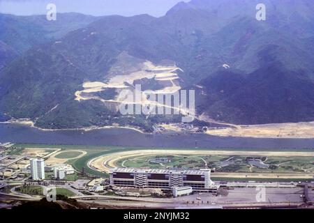 Landschaftsblick auf Grandstand End der Shatin Rennbahn, von Kau nach Shan, Shatin, New Territories, Hongkong, im Jahr 1980. Der Shing Mun River und die unteren Hänge von Ma on Shan (jetzt Ma on Shan New Town). Stockfoto