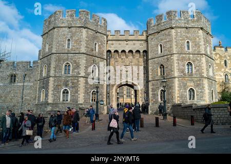 Windsor, Berkshire, Großbritannien. 2. März 2023. Schloss Windsor. Nach dem Buch Spare über Prinz Harry wurde in der Presse berichtet, dass König Karl III. Und der Vater von Prinz Harry angeblich Prinz Harry und Meghan Markle aus dem Frogmore Cottage auf dem Gelände von Windsor Castle vertrieben haben. Es wird berichtet, dass Prinz Andrew angeblich von der Royal Lodge in das Frogmore Cottage verlegt wurde. Kredit: Maureen McLean/Alamy Live News Stockfoto