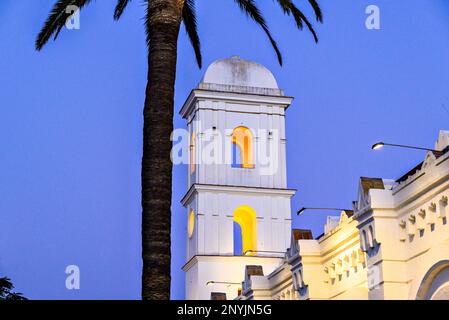 Blick auf den Sonnenuntergang über die Kirche Santa Catalina in Conil de la Frontera, Cadiz, Spanien Stockfoto