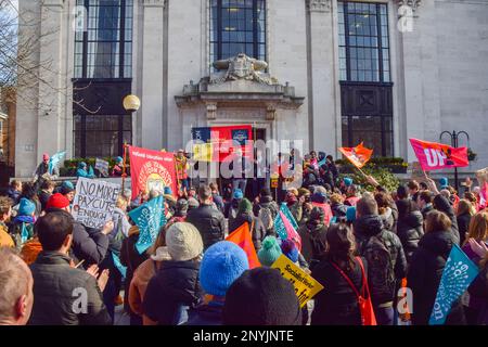 London, Großbritannien. 2. März 2023 Der ehemalige Arbeitsmarktführer Jeremy Corbyn spricht vor dem Rathaus von Islington während einer Kundgebung zur Unterstützung der Lehrerstreiks. Die Lehrer marschierten in Islington ins Rathaus von Islington, während die Streiks der Nationalen Bildungsunion weitergingen. Kredit: Vuk Valcic/Alamy Live News Stockfoto