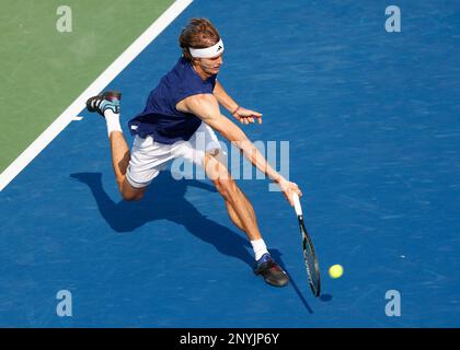 Dubai, VAE, 2. März 2023. Deutscher Tennisspieler Alexander Zverev in Aktion beim Dubai Duty Free Tennis Championships Turnier im Dubai Duty Free Tennis Stadium am Donnerstag, den 2. März 202., © Juergen Hasenkopf / Alamy Live News Stockfoto