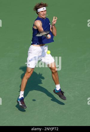 Dubai, VAE, 2. März 2023. Deutscher Tennisspieler Alexander Zverev in Aktion beim Dubai Duty Free Tennis Championships Turnier im Dubai Duty Free Tennis Stadium am Donnerstag, den 2. März 202., © Juergen Hasenkopf / Alamy Live News Stockfoto