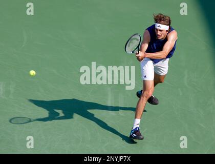 Dubai, VAE, 2. März 2023. Deutscher Tennisspieler Alexander Zverev in Aktion beim Dubai Duty Free Tennis Championships Turnier im Dubai Duty Free Tennis Stadium am Donnerstag, den 2. März 202., © Juergen Hasenkopf / Alamy Live News Stockfoto