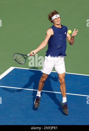 Dubai, VAE, 2. März 2023. Deutscher Tennisspieler Alexander Zverev in Aktion beim Dubai Duty Free Tennis Championships Turnier im Dubai Duty Free Tennis Stadium am Donnerstag, den 2. März 202., © Juergen Hasenkopf / Alamy Live News Stockfoto