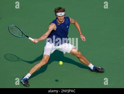 Dubai, VAE, 2. März 2023. Deutscher Tennisspieler Alexander Zverev in Aktion beim Dubai Duty Free Tennis Championships Turnier im Dubai Duty Free Tennis Stadium am Donnerstag, den 2. März 202., © Juergen Hasenkopf / Alamy Live News Stockfoto