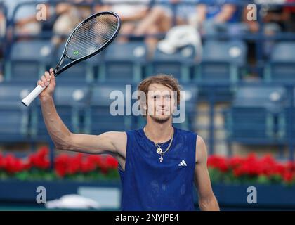 Dubai, Vereinigte Arabische Emirate, 2. März 2023. Der deutsche Tennisspieler Alexander Zverev feiert am Donnerstag, den 2. März 202, das Dubai Duty Free Tennis Championships Turnier im Dubai Duty Free Tennis Stadium., © Juergen Hasenkopf / Alamy Live News Stockfoto