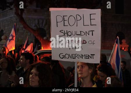 JERUSALEM, ISRAEL - MÄRZ 1: Ein Protestteilnehmer hält ein Schild mit der Aufschrift "Menschen sollten keine Angst vor ihrer Regierung haben" während einer Demonstration gegen Israels neuen Plan des Justizsystems in der Nähe des Privathauses von Ministerpräsident Benjamin Netanjahu am 1. März in Jerusalem, Israel. Die Regierung Netanjahu treibt den Vorschlag einer Reform der Justiz voran, die die Fähigkeit des israelischen Obersten Gerichtshofs einschränken würde, Gesetze zu überprüfen und zu stürzen, die sie als verfassungswidrig erachtet. Kredit: Eddie Gerald/Alamy Live News Stockfoto