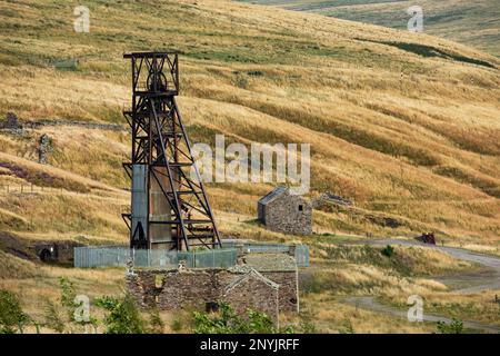 Verlassene Gebäude und gewundene Ausrüstung am Flussspat und der Blei-Mine Groverake, Rookhope, County Durham Stockfoto