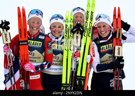 Planica, Slowenien. 02. März 2023. Skipisten: Weltmeisterschaften, Langlauf - Relais 4 x 5 km, Frauen. Die Gewinner Norwegens (Tiril Udnes Weng, Astrid Öyre Slind, Ingvild Flugstad Östberg, Anne Kjersti Kalvaa) freuen sich. Kredit: Daniel Karmann/dpa/Alamy Live News Stockfoto