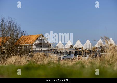 BOXTEL - in einem Wohngebiet im Bau befindliche Häuser. Die Provinz Nordbrabant gewährt vorübergehend keine Genehmigungen mehr für Projekte in den Bereichen Infrastruktur, Landwirtschaft, Industrie, Wohnungsbau und Nachhaltigkeit, wenn sie Stickstoffeffekte in Natura2000 Gebieten haben. ANP ROBIN VAN LONKHUIJSEN niederlande raus - belgien raus Stockfoto