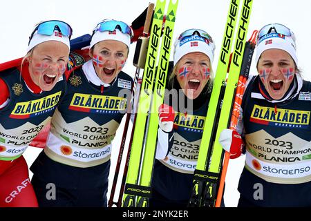 Planica, Slowenien. 02. März 2023. Skipisten: Weltmeisterschaften, Langlauf - Relais 4 x 5 km, Frauen. Die Gewinner Norwegens (Tiril Udnes Weng, Astrid Öyre Slind, Ingvild Flugstad Östberg, Anne Kjersti Kalvaa) freuen sich. Kredit: Daniel Karmann/dpa/Alamy Live News Stockfoto