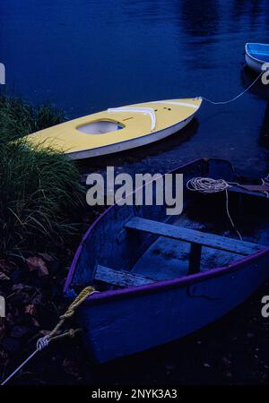 Kleine Boote am Ufer des Stony Creek CT Hafens Stockfoto