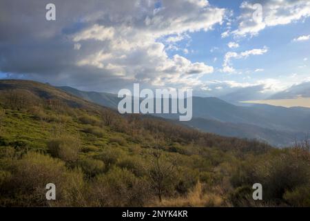 Sierra de Tormantos vom Hafen von Tornavacas in Valle del Jerte mit Wolken Stockfoto