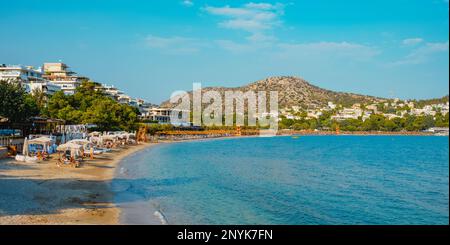 Vouliagmeni, Griechenland - 1. September 2022: Ein Blick auf den Strand Vouliagmeni in Griechenland, wo viele Menschen das gute Wetter genießen Stockfoto