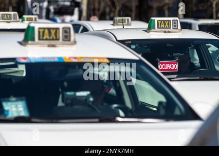 Madrid, Spanien. 02. März 2023. Taxifahrer demonstrieren mit ihren Fahrzeugen, die durch die Innenstadt von Madrid fahren und den Verkehr blockieren, indem sie Vorschriften in ihrem Sektor fordern. Kredit: Marcos del Mazo/Alamy Live News Stockfoto