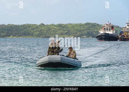 MARINESTÜTZPUNKT GUAM, Santa Rita, Guam (14. Februar 2023) Marinebataillons, die unter dem Kommandeur operieren, Task Force 75 und Marines aus dem Combat Logistics Regiment 3 führen während der Zeit von COPE North 2023 am Marinestützpunkt Guam am am am, 14. Februar 2023, eine Weiterentwicklung des verteilten Küstenlittoralen operativen Treibstofftransfersystems (DLOFTS) durch. Die multilaterale Schulungsveranstaltung umfasst etwa 1.000 US-Bürger Flugzeuge, Marines und Matrosen neben 1.000 kombinierten Mitgliedern der Japan Air Self-Defense Force, der Royal Australian Air Force und der französischen Air- und Space Force. Übungen wie Cope North verbessern die Interoperabilität Stockfoto