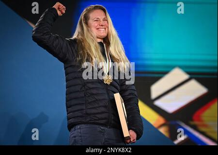 Die amerikanische Skilanglauferin Jessie Diggins trägt ihre goldene FIS-Weltmeisterschaftsmedaille, die sie 2023 bei der Cross-Country-Weltmeisterschaft gewonnen hat. Stockfoto