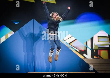 Die amerikanische Skilanglauferin Jessie Diggins springt mit ihrer goldenen FIS-Weltmeisterschaftsmedaille, die sie 2023 bei der Cross-Country-Weltmeisterschaft gewonnen hat. Stockfoto