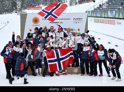 Planica, Slowenien. 02. März 2023. Skipisten: Weltmeisterschaften, Langlauf - Relais 4 x 5 km, Frauen. Gewinner Norwegen (Tiril Udnes Weng, Astrid Öyre Slind, Ingvild Flugstad Östberg, Anne Kjersti Kalvaa) feiert mit ihrem Team. Kredit: Daniel Karmann/dpa/Alamy Live News Stockfoto