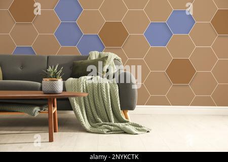 Strukturierte Wand mit Wabenmuster im stilvollen Wohnzimmer Stockfoto