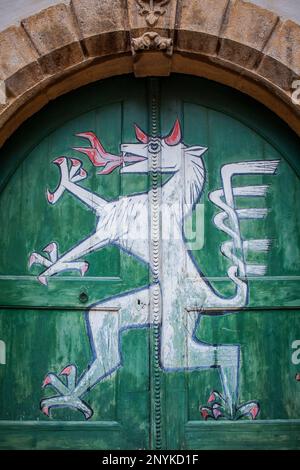 Emblem oder Maskottchen der Stadt. Detail der Tür, Fassade des Landeszeughauses (Zeughaus oder Arsenal), vom Landhaushof Innenhof, Graz, Österreich Stockfoto